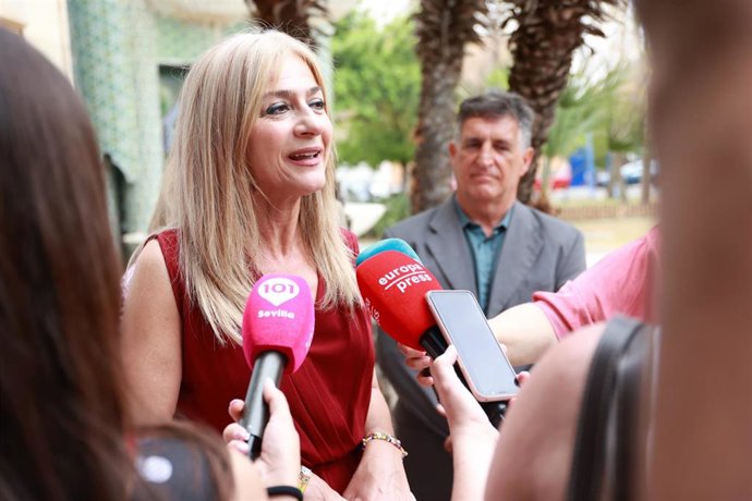 La consejera de Desarrollo Educativo de la Junta de Andalucía, Patricia del Pozo, en la atención a medios con motivo del acto de entrega de las Banderas Verdes.