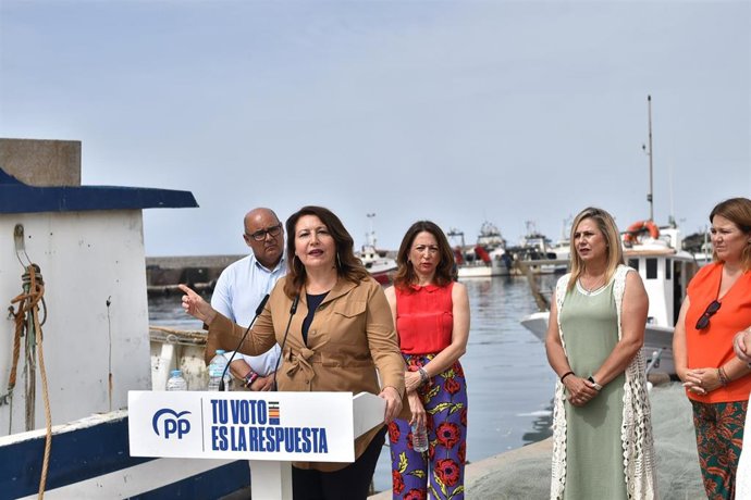 La candidata del PP a las elecciones europeas Carmen Crespo y la presidenta provincial del partido, Patricia Navarro, en Vélez-Málaga