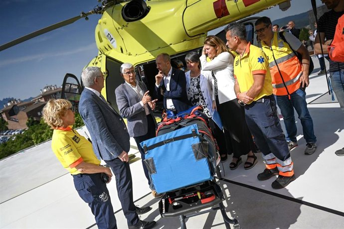 El conseller de Salud de la Generalitat de Catalunya, Manel Balcells, durante la presentación del nuevo servicio de vuelo nocturno que realizará el SEM en la helisuperficie del Hospital Sant Joan de Déu de Manresa