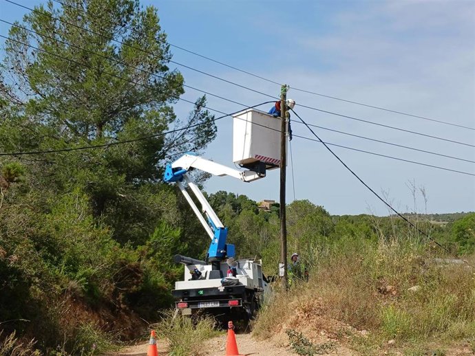 Operarios de Endesa sustituyen cable convencional por trenzado las comarcas de Tarragona