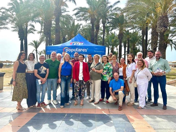 La  presidenta del Comité Electoral Provincial del PP, Carolina España, y la presidenta local y alcaldesa, Margarita del Cid, participan en un reparto informativo en Torremolinos