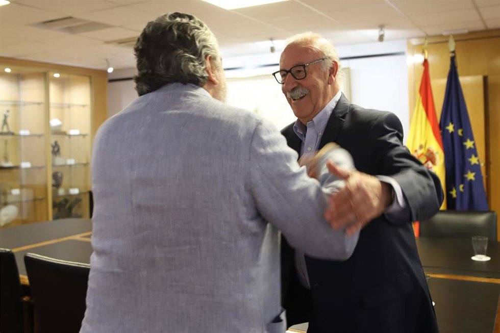 Rodríguez Uribes, presidente del CSD, junto a Vicente del Bosque, presidente de la Comisión de Representación, Normalización y Supervisión de la RFEF.