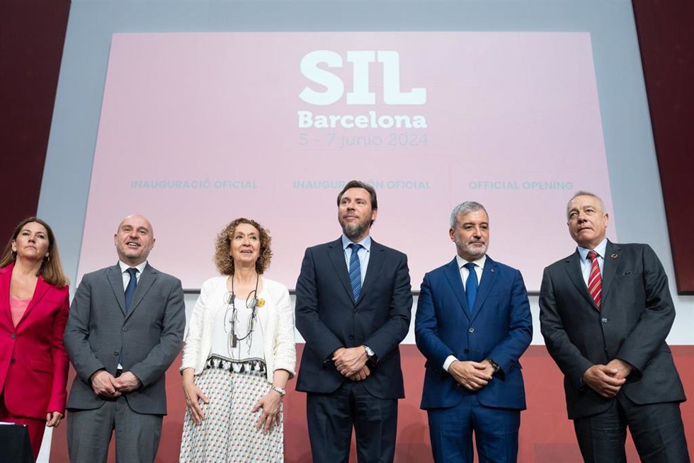 (I-D) La directora general del Consorcio de la Zona Franca, Blanca Sorigué; el delegado del Gobierno en Catalunya, Carlos Prieto; la consellera de Territorio en funciones, Ester Capella; el ministro de Transportes y Movilidad Sostenible, Óscar Puente (3