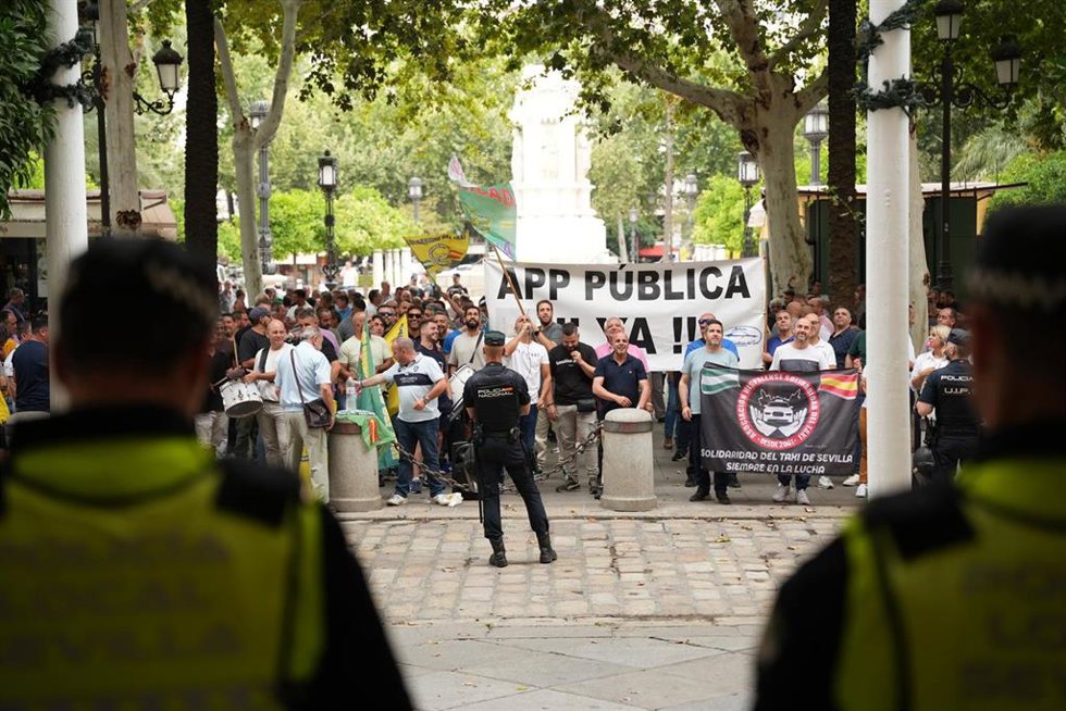 Concentración de taxistas ante el Ayuntamiento de Sevilla