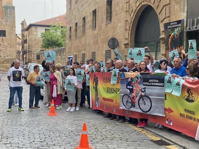 Familiares y amigos de la difunta Estela Domínguez se concentran a las puertas del juzgado.