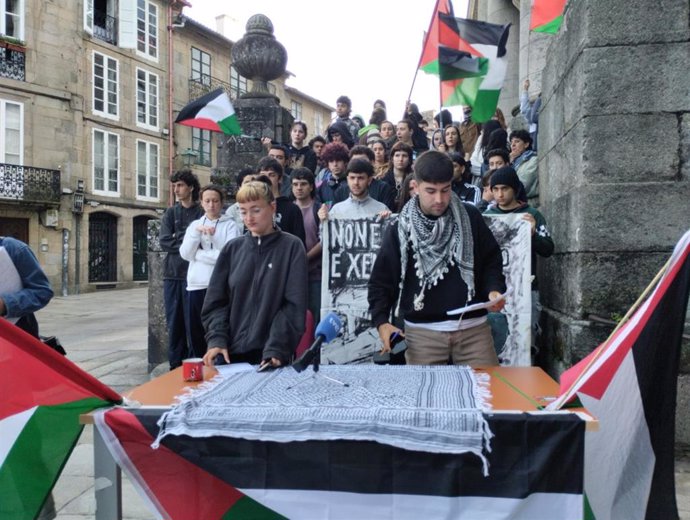 Rueda de prensa de los acampados por Palestina en la Facultade de Historia de Santiago