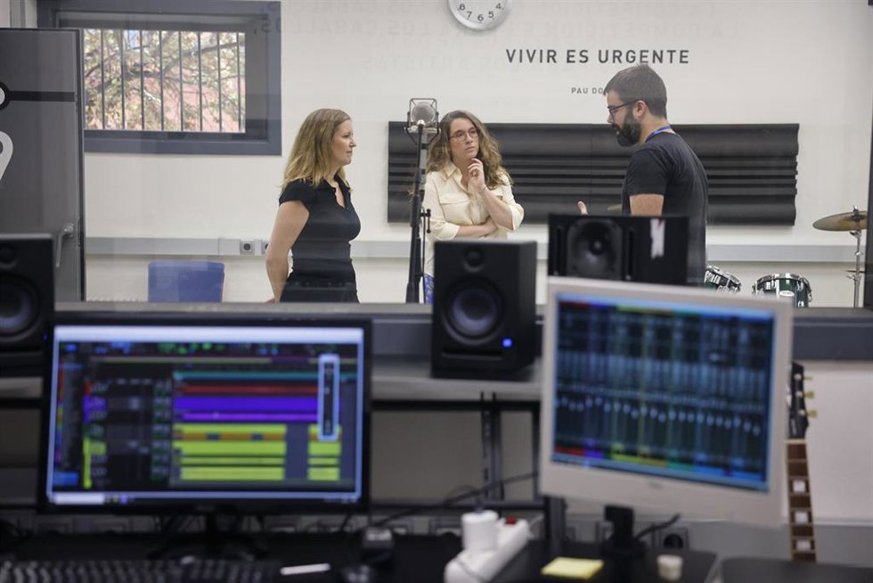 La consejera Ana Dávila acompañada por el coordinador de Metrónomo en su visita a las instalaciones