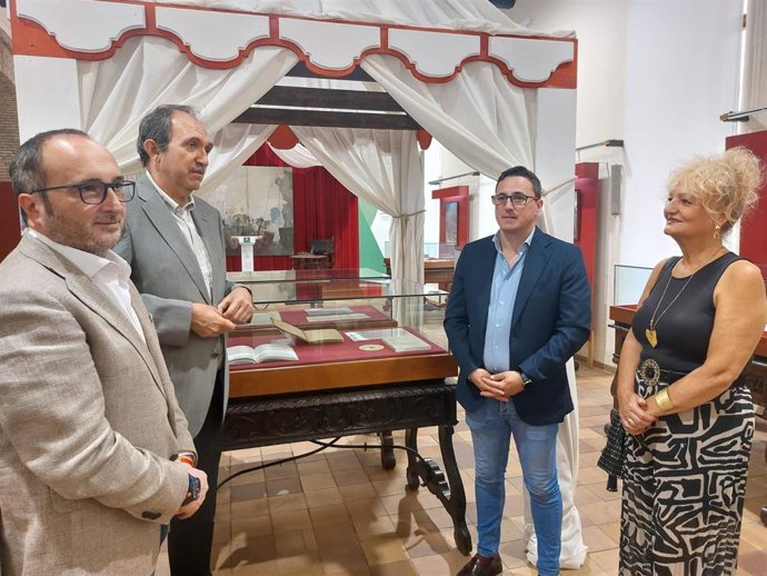 Visita a la exposición documental sobre la Villa de Torres