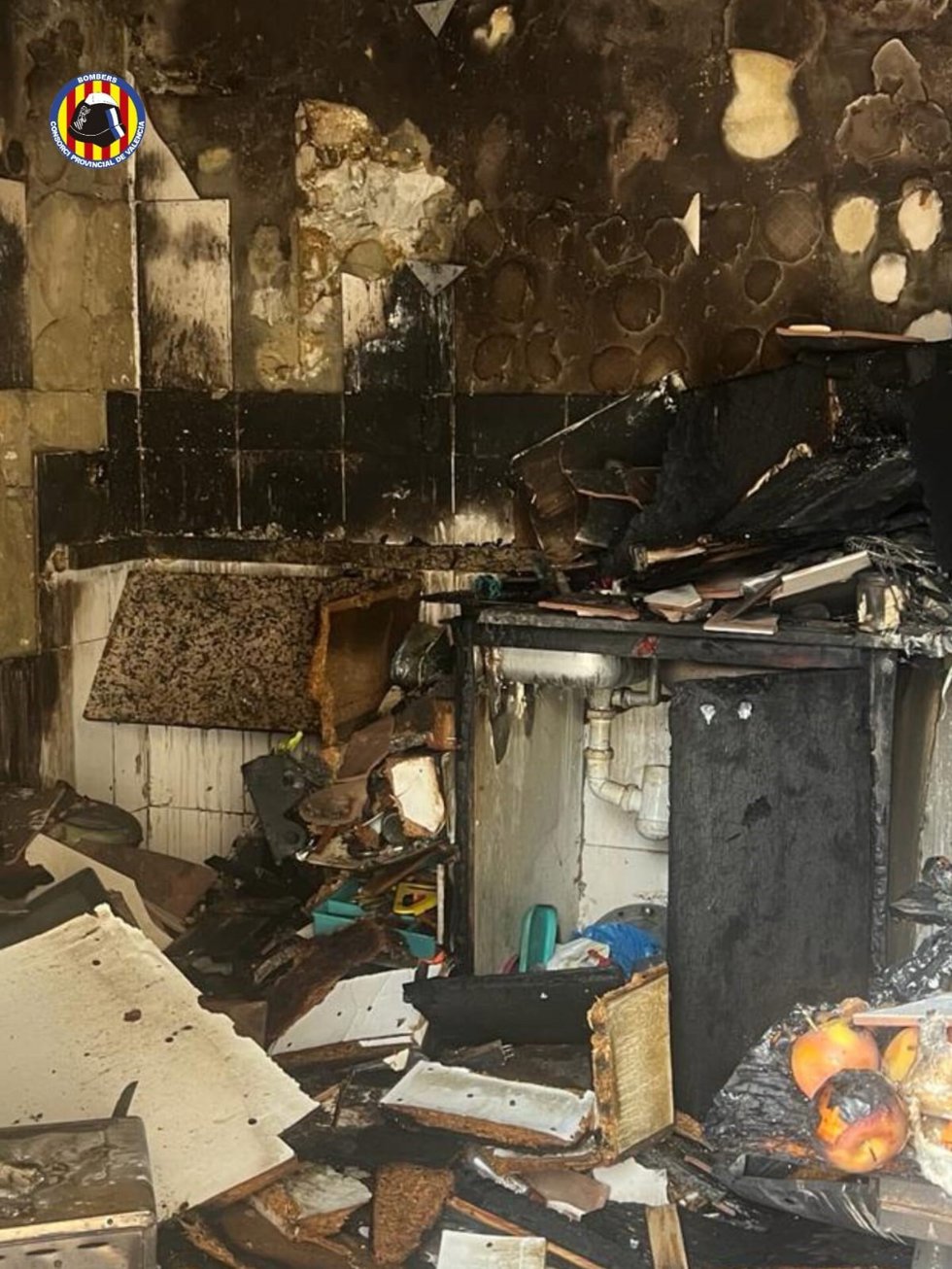Vivienda afectada por el incendio en Utiel (Valencia), donde los bomberos han localizado a un perro sin vida y rescatado a otro con vida