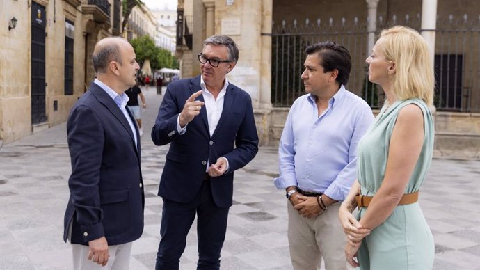 El portavoz de Vox en el Parlamento de Andalucía, Manuel Gavira, junto a responsables de su partido en Jerez de la Frontera (Cádiz)