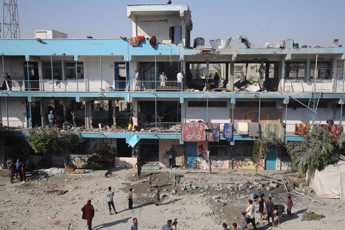 Palestinos en una escuela de la Agencia de Naciones Unidas para los Refugiados de Palestina en Oriente Próximo (UNRWA) bombardeada por el Ejército de Israel en el campamento de refugiados de Nuseirat, en el centro de la Franja de Gaza (archivo)