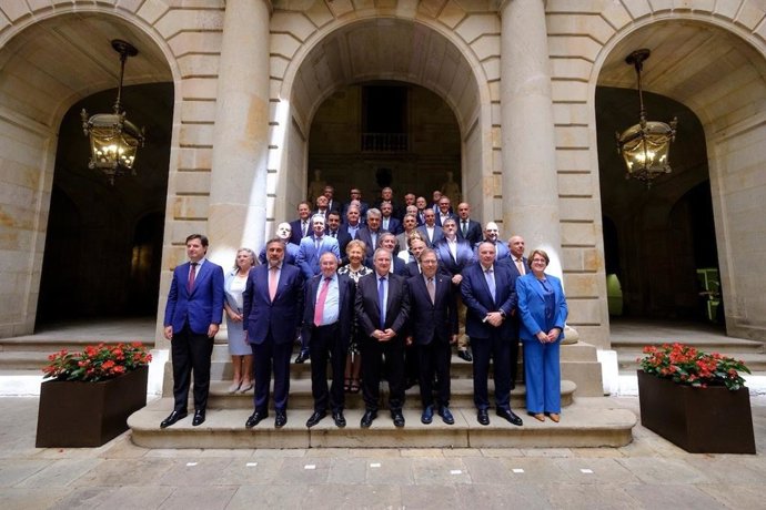 Foto de familia de los participantes en el homenaje al expresidente de la Cámara, Miquel Valls.