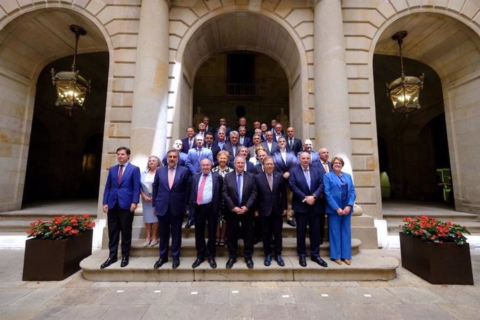 Foto de família dels participants en l'homenatge a l'expresident de la Cambra, Miquel Valls