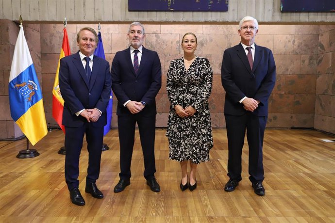 El presidente del Consejo Consultivo, Carlos de Millán, el presidente de Canarias, Fernando Clavijo, la presidenta del Parlamento de Canarias, Astrid Pérez y el presidente de la Audiencia de Cuentas, Pedro Pacheco