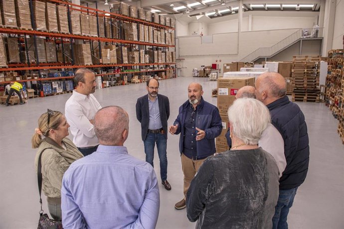 El alcalde de Torrelavega, Javier López Estrada, visita junto  varios representantes municipales la nave de Goodbuy Iberia en el polígono de Tanos-Viérnoles