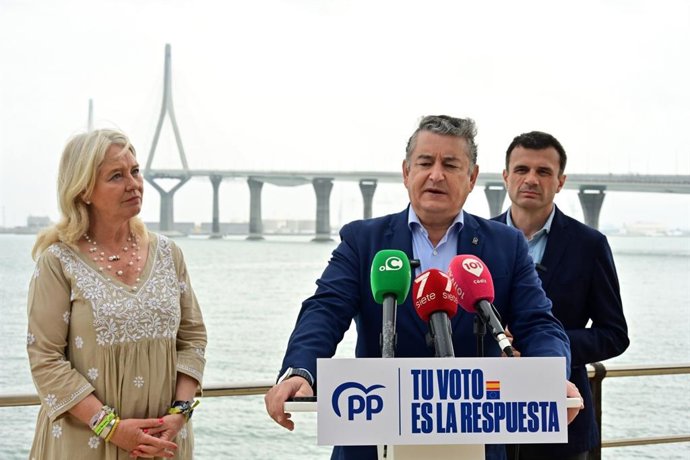 Antonio Sanz en un acto del último día de campaña de las europeas en Cádiz.