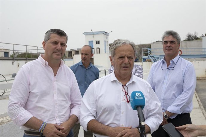 Fuentes (centro) y Acosta (izda.) en su visita a las instalaciones de la ETAP de Sierra Boyera.