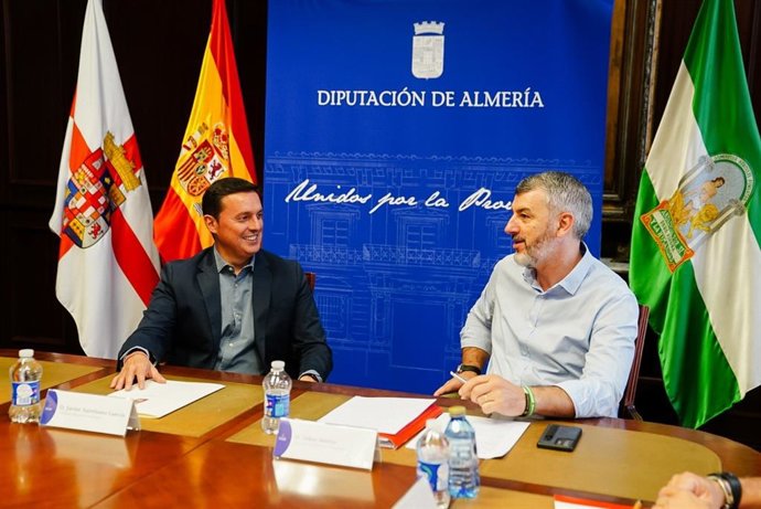 El presidente de la Diputación de Almería, Javier A. García (i), junto al secretario general de UGT Andalucía, Oskar Martín (d).