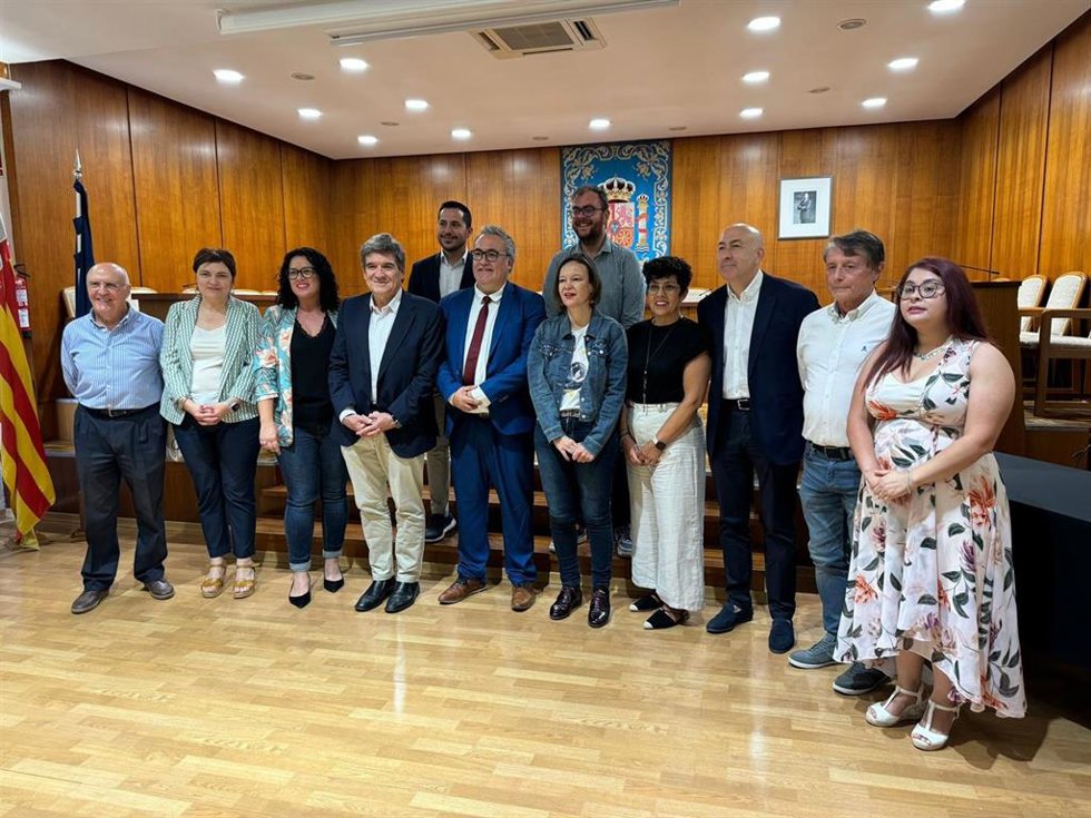 El ministro de Trasformación Digital, Jose Luis Escrivá, la candidata del PSOE a las elecciones europeas y exministra Leire Pajín y el diputado nacional y secretario general provincial del PSPV-PSOE de Alicante, Alejandro Soler, en una visita a Ibi.