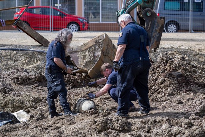 Archivo - 07 April 2024, Rhineland-Palatinate, Bitburg: Men from the Rhineland-Palatinate Explosive Ordnance Disposal Service work on defusing a World War II bomb in Bitburg. The bomb was found on Thursday 04 April during construction work. According to t