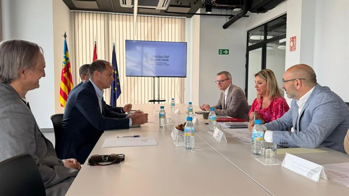 La consellera d'Innovació, Indústria, Comer i Turisme, Nuria Montes, s'ha reunit amb els responsables d'Amazon Web Services, encapalats per Miguel laba, director general de la divisió per a Iberia,