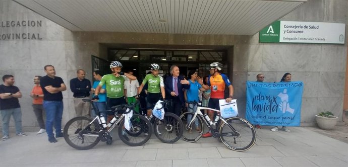 El Delegado De Salud Y Consumo De La Junta En Granada, Indalecio Sánchez-Montesinos, Recibe A Los Ciclistas Participantes En El Proyecto 'Pedaladas Responsables'.