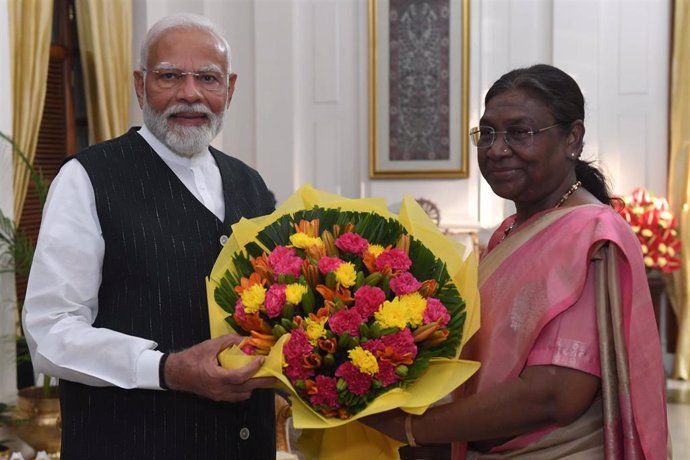 El primer ministro de India, Narendra Modi, y la presidenta de India, Droupadi Murmu