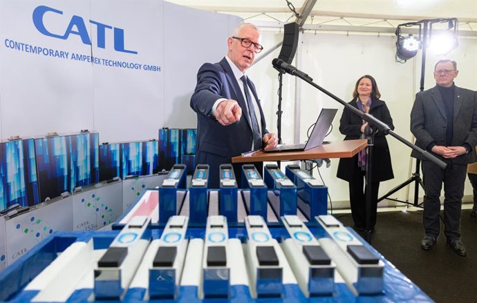 Archivo - 26 January 2023, Thuringia, Amt Wachsenburg: Matthias Zentgraf (L), CATL European President, shows battery cells at an opening event of the Chinese battery manufacturer CATL in the industrial area "Erfurter Kreuz", Bodo Ramelow (R), Thuringia's 
