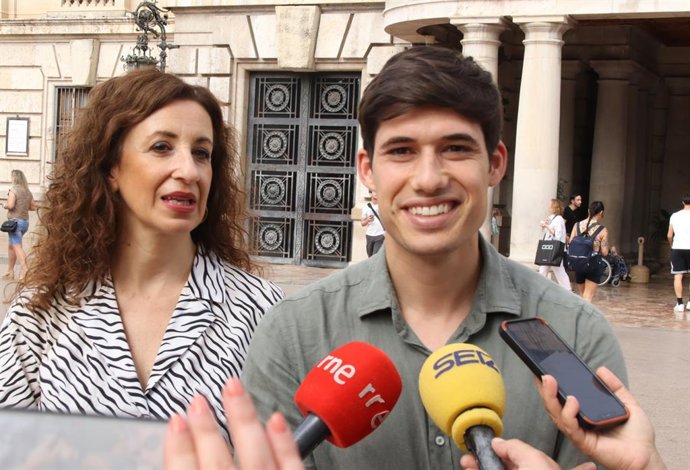 Els regidors socialistes Borja Sanjuán i Maite Ibáñez