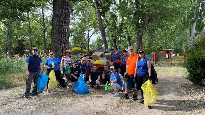 Voluntarios de Telefónica participan en una acción de recogida de residuos en el entorno del Canal de Castilla.