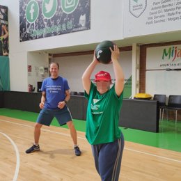 Fundación Telefónica junto a Fundación Unicaja y Unicaja Baloncesto han realizado actividades de deporte inclusivo con personas con discapacidad intelectual de Down Málaga con motivo del Día Internacional del Voluntariado.