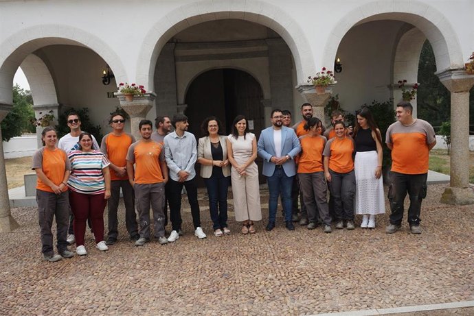 La delegada de Empleo, María Dolores Gálvez (centro), y el alcalde de El Guijo, Jesús Fernández, con alumnos y técnicos del programa de Empleo y Formación.