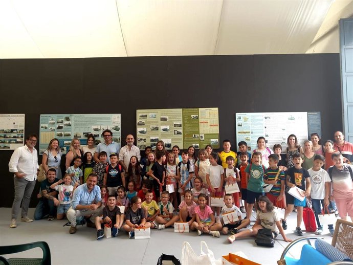 Participantes en el taller infantil de joyería ofrecido por la Escuela de Joyería del SAE.
