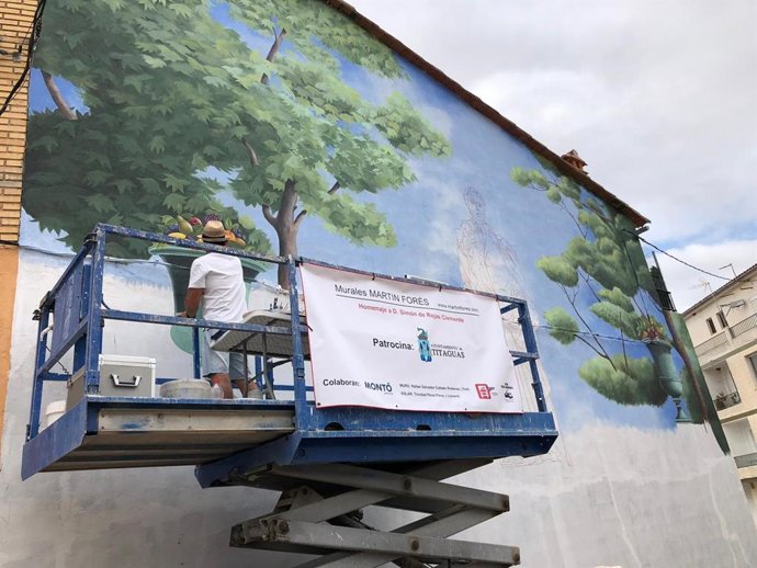 Un mural d'art urb rendir tribut als cels nocturns de Titagües