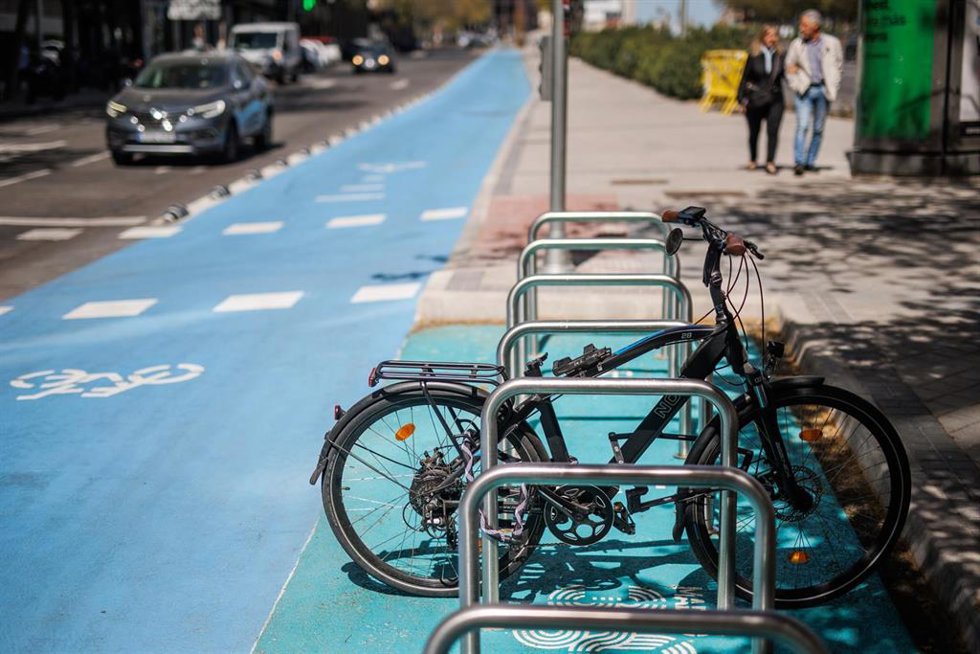 Archivo - Una bici aparcada nuevo carril bici del Paseo de la Castellana 