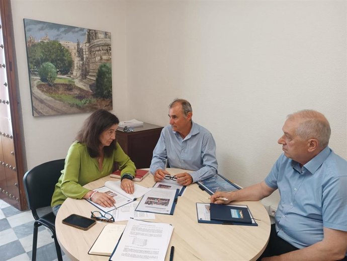 Ana Moreno con representantes de la Fundación Centro Tierra de Todos.