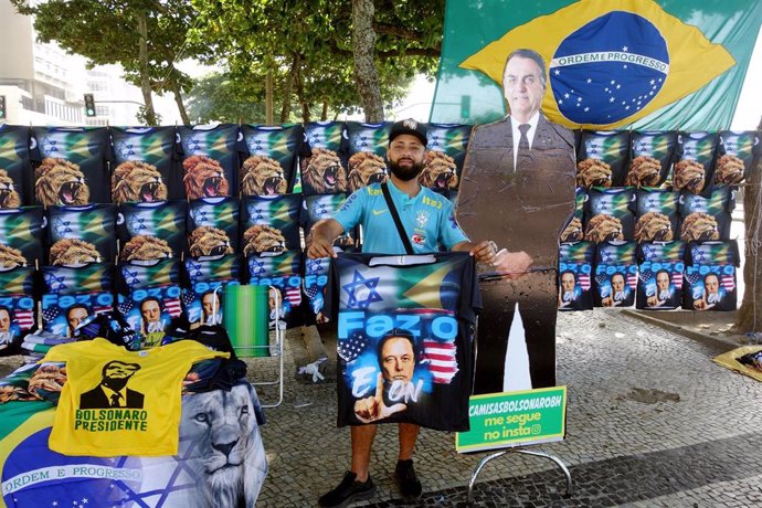 Archivo - Puesto de merchandising de Jair Bolsonaro.