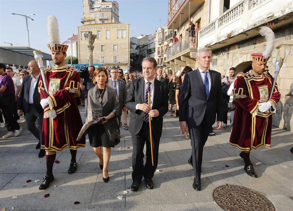 Archivo - El alcalde de Vigo, Abel Caballero (3d), y el presidente de la Xunta, Alfonso Rueda (2d), durante la procesión del Cristo de la Victoria, a 7 de agosto de 2022, en Vigo, Pontevedra, Galicia (España). La procesión del Santísimo Cristo de la Vic