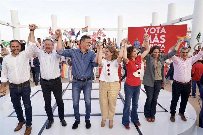 El presidente del Gobierno, Pedro Sánchez (3i), junto a la cabeza de lista del PSOE al Parlamento Europeo, Teresa Ribera ((c), en un acto de campaña por el 9J con la presencia y participación de Juan Espadas como secretario general del PSOE andaluz.
