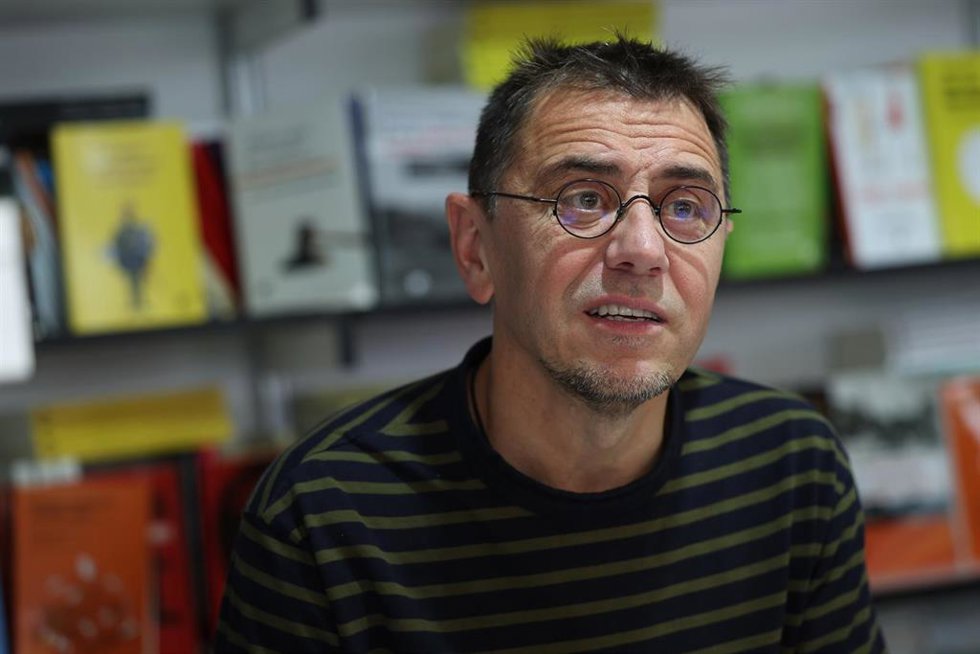Archivo - El cofundador de Podemos, Juan Carlos Monedero, durante la 82 Feria del Libro de Madrid, en el Parque del Retiro, a 11 de junio de 2023, en Madrid (España).