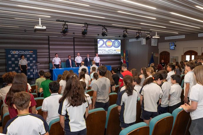 Escolares de varios centros educativos de Cáceres reciben su carné de "ciberexpertos"