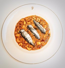 Un plato de fideos son sardinas servido en Paradores