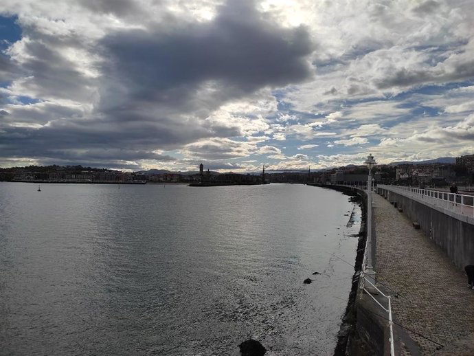 Archivo - Cielo muy nuboso en Portugalete (Bizkaia)