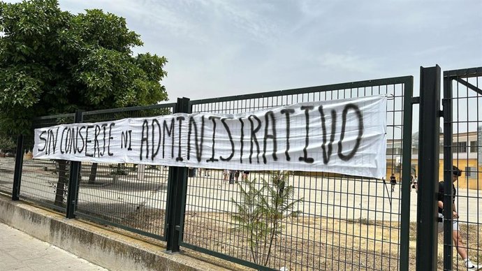 Pancarta reivindicativa en el IES Antonio Álvarez López