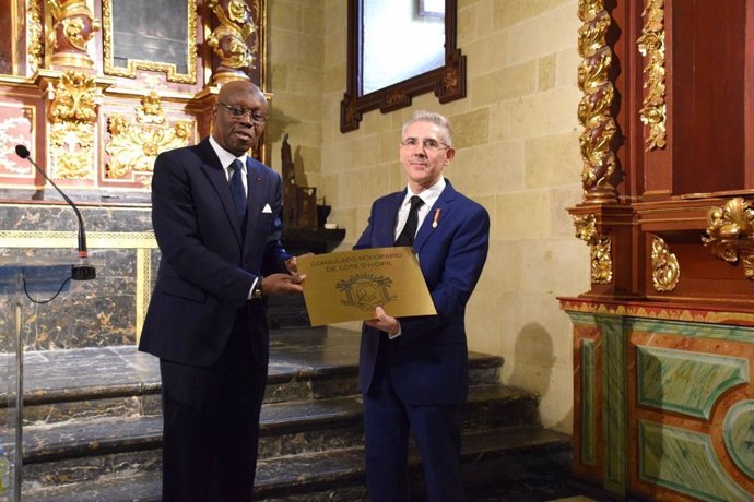 El embajador de Costa de Marfil, Jean Roger Bouaffo (izda.), en el acto junto al nuevo cónsul honorario del país africano en Córdoba, Juan Salado Soto.