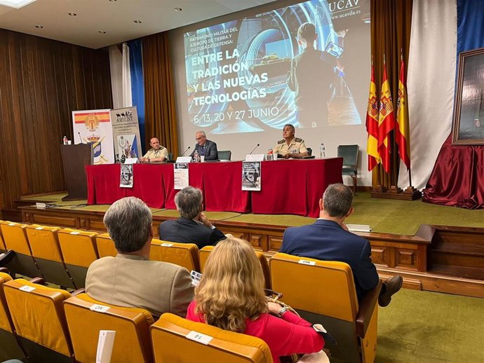 Conferencia del ciclo titulado 'Patrimonio Militar del Ejército de Tierra y Cultura de Defensa: Entre la Tradición y las Nuevas Tecnologías', en la UCAV.