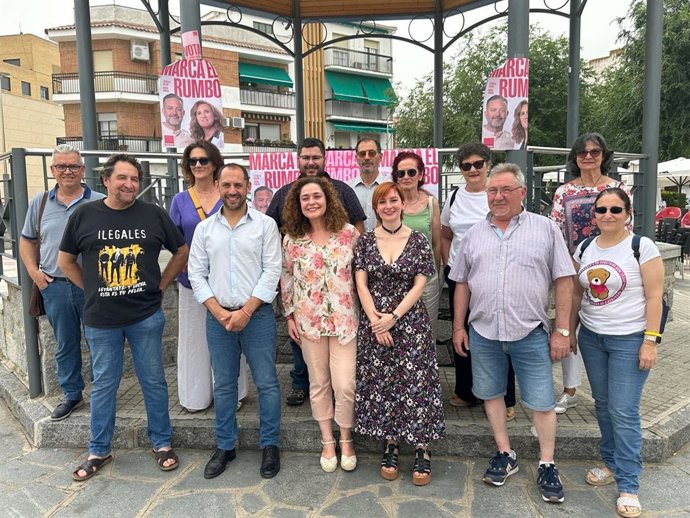 Inma Nieto (centro), entre Sebastián Pérez y Natalia López, en Pozoblanco.