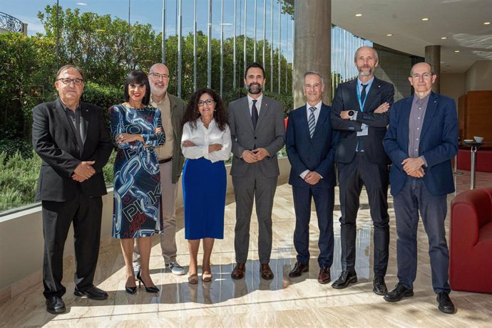 Los responsables de Caprabo junto a las autoridades que han asistido al acto.