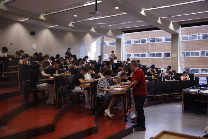 Estudiants en un aula el primer dia dels exàmens de selectivitat