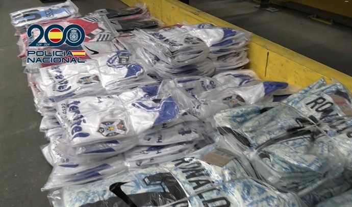 Requisadas más de 11 toneladas de camisetas falsificadas de equipos de fútbol